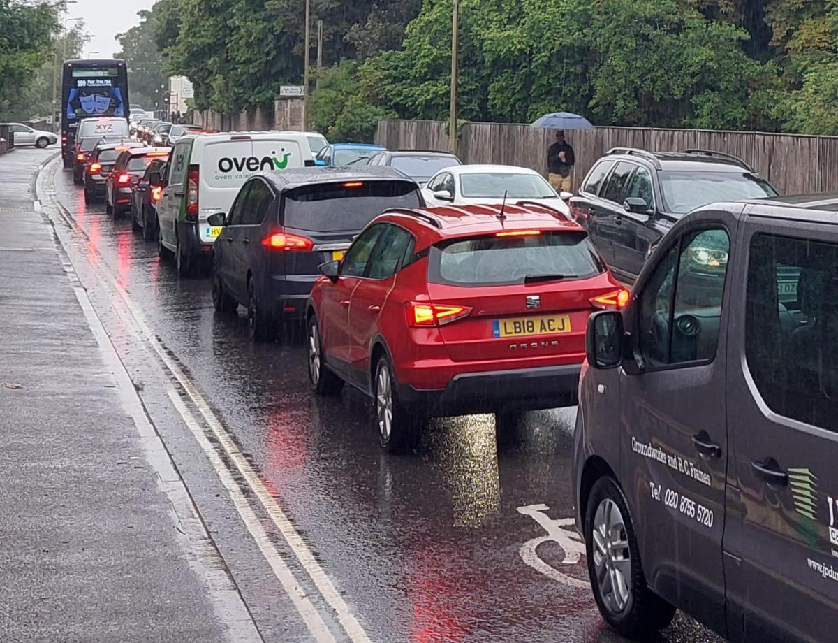 'Plan your journey': Heavy delays on major Oxford road