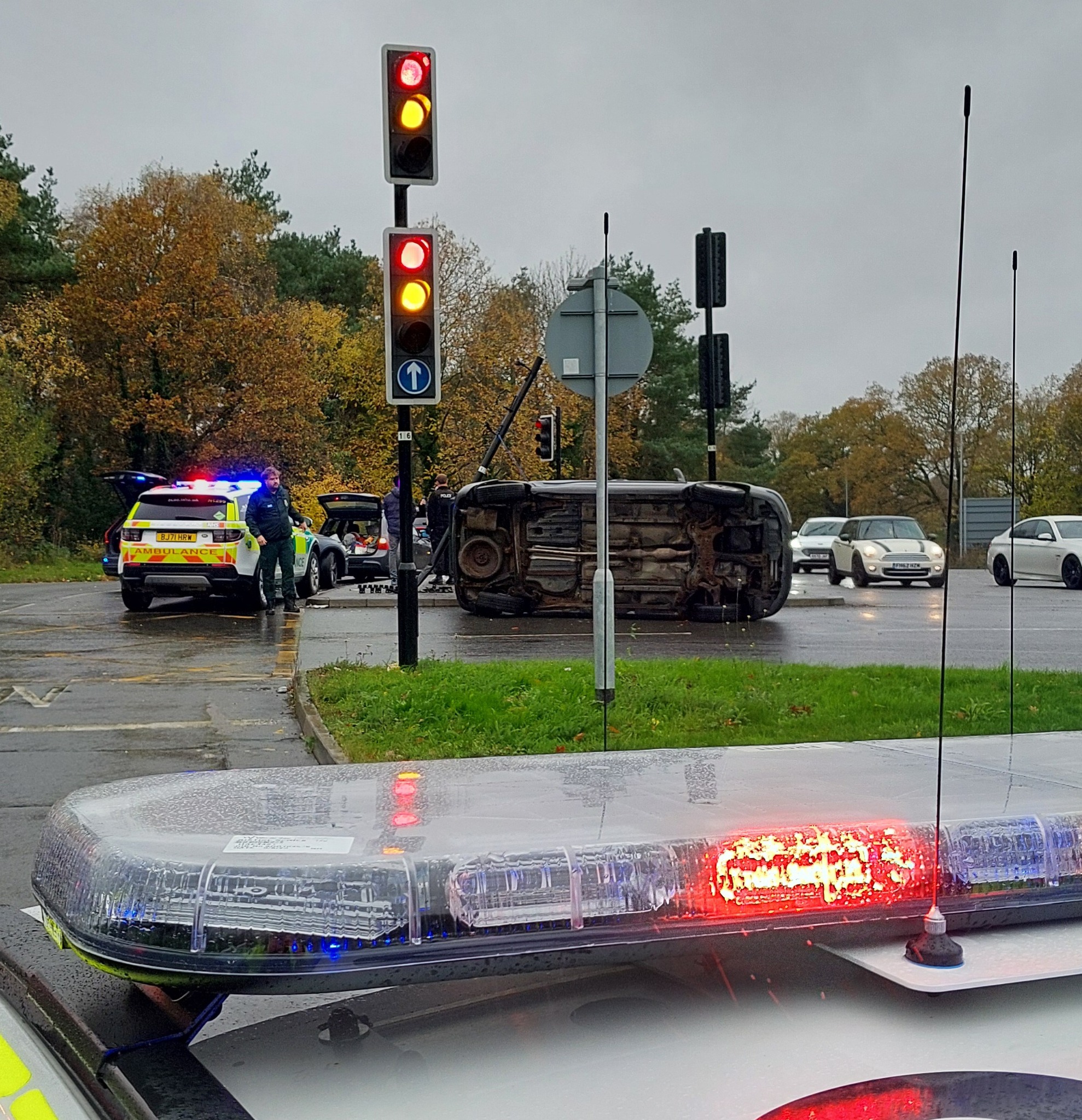 Dramatic picture shows car overturned at red light in traffic incident