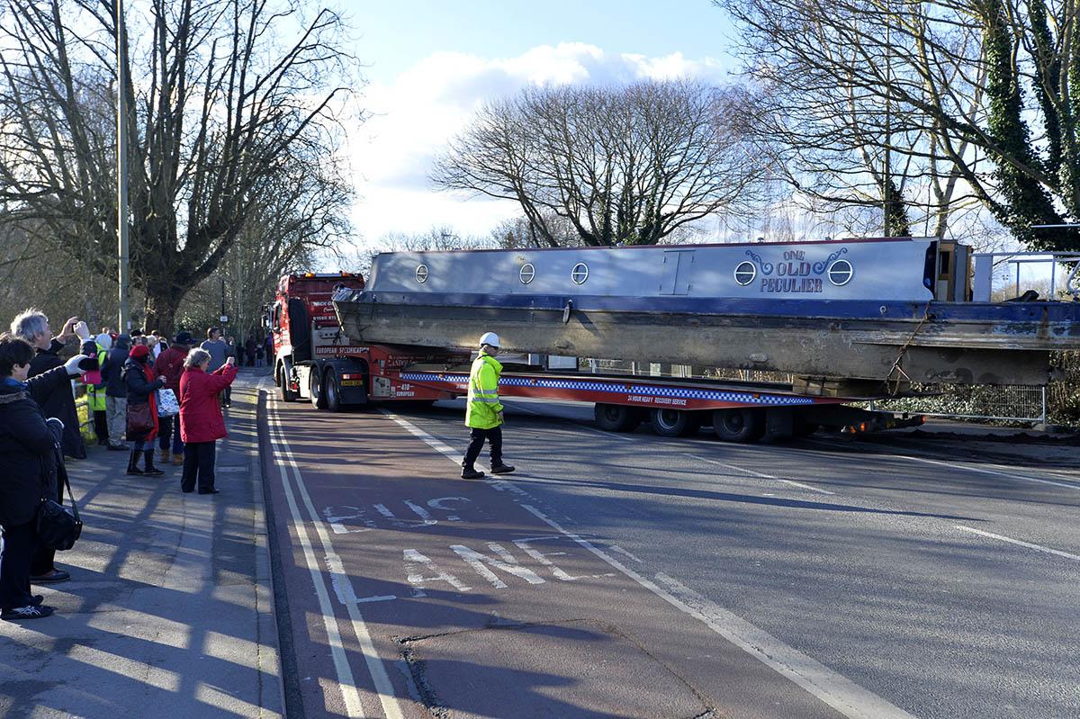 Removing the Narrow boat on Botley Road